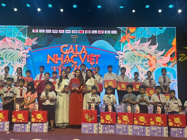 Hồ Ngọc Hà và các nghệ sĩ của Gala nhạc Việt tặng quà Tết cho 500 trẻ em nghèo- Ảnh 1.