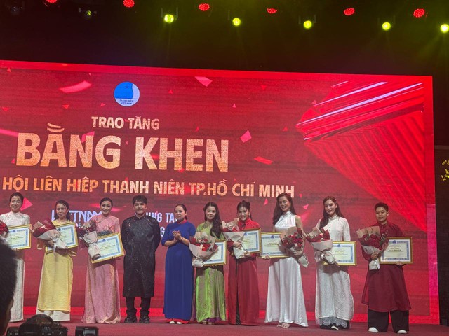 Hồ Ngọc Hà và các nghệ sĩ của Gala nhạc Việt tặng quà Tết cho 500 trẻ em nghèo- Ảnh 3.