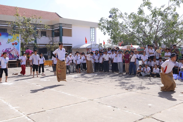 Học trò Trường THPT Phan Thanh Giản, Vĩnh Long cháy hết mình trong hội trại truyền thống- Ảnh 6.