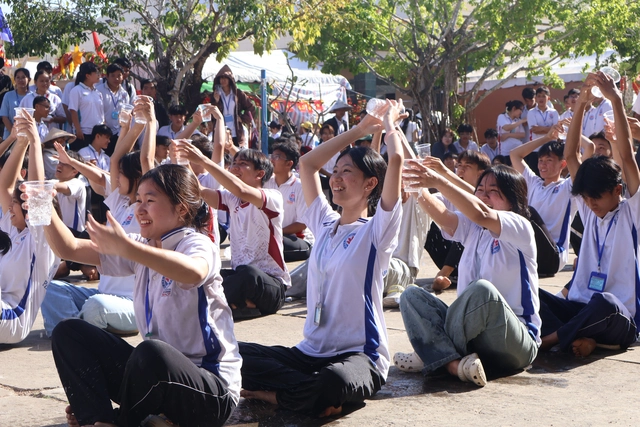 Học trò Trường THPT Phan Thanh Giản, Vĩnh Long cháy hết mình trong hội trại truyền thống- Ảnh 8.