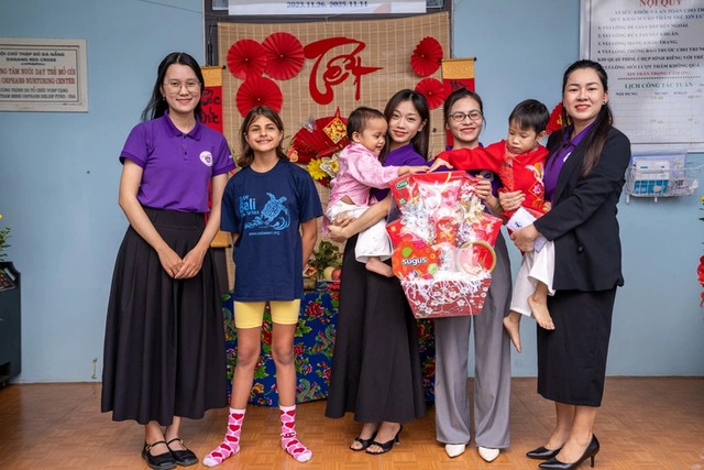 Foreign volunteers bring early Tet cheer to orphans at Da Nang center- Ảnh 1.