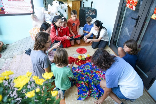 Foreign volunteers bring early Tet cheer to orphans at Da Nang center- Ảnh 2.