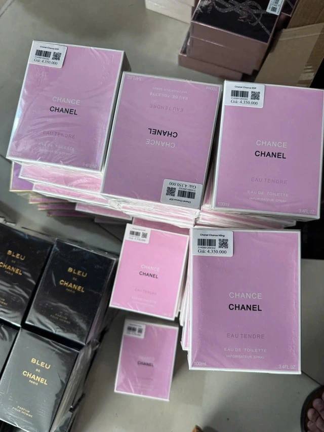 Ho Chi Minh City police indict 4 over sales of more than 10,000 fake perfume bottles- Ảnh 1.