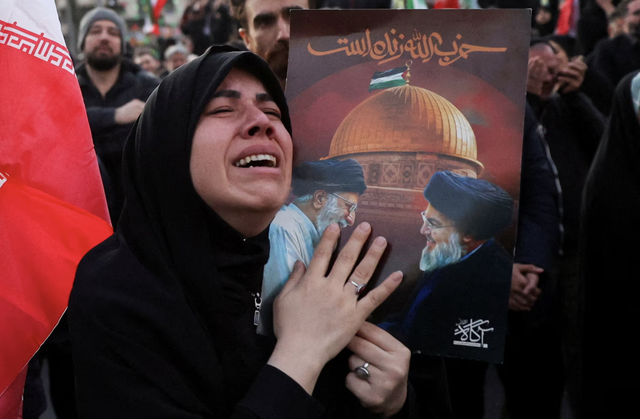 More strikes aimed at Iran after US, Israeli assault kills supreme leader - Ảnh 1.