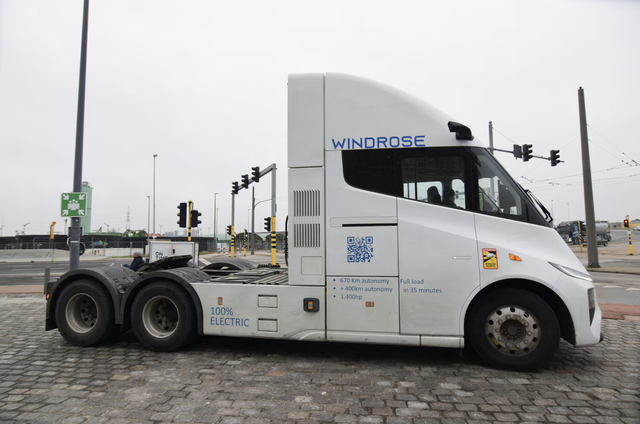 European freight truck makers brace for wave of low-cost Chinese rivals - Ảnh 1.