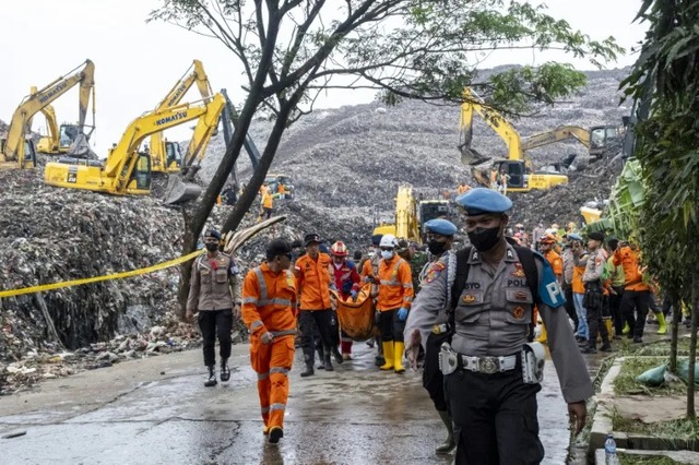 Search called off after Indonesia landfill collapse kills 7- Ảnh 1.