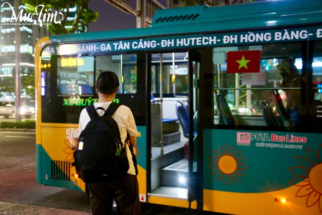 Giá xăng tăng liên tiếp: Người trẻ nỗ lực vượt bão chi phí - Ảnh 2.