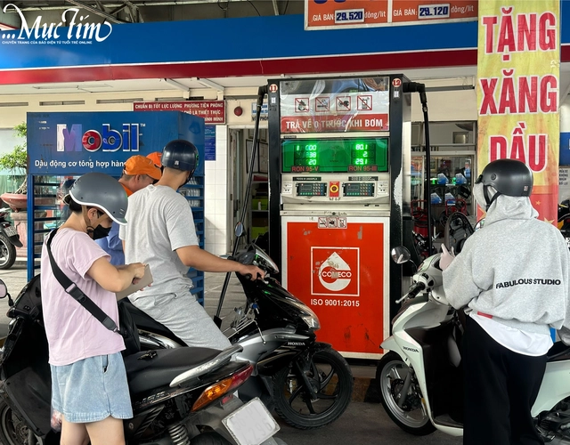 Giá xăng tăng liên tiếp: Người trẻ nỗ lực vượt bão chi phí - Ảnh 1.