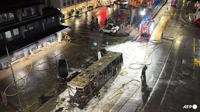 At least 6 people die in bus fire in Switzerland, local police say - Ảnh 1.