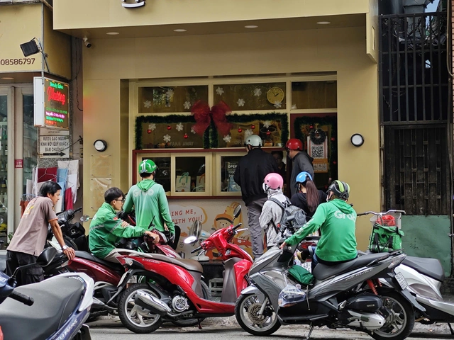 Ride-hailing firms Grab, Be launch driver support in Vietnam amid fuel price surge - Ảnh 1.