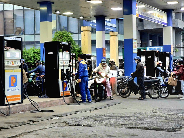 Vietnam cuts fuel prices after recent hike- Ảnh 1.
