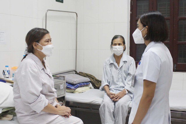 Vietnam health ministry proposes monitoring people under work, study pressure for mental disorder risk- Ảnh 1.