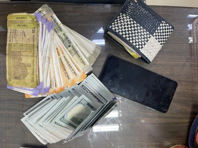 Vietnam airport security officers return backpack with $5,000, 40,000 rupees to Indian tourist- Ảnh 1.
