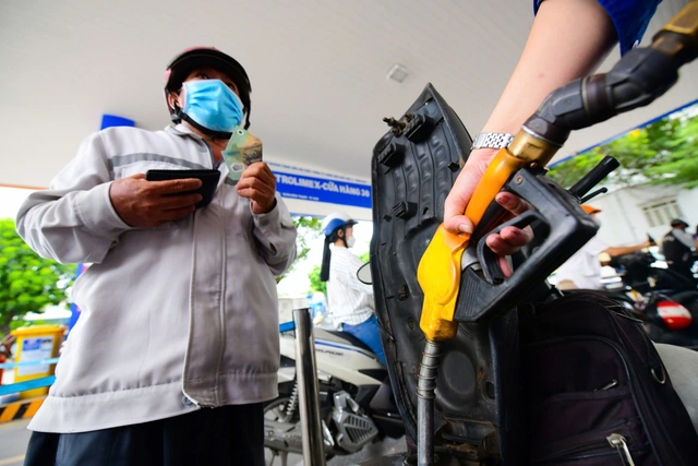 Vietnam makes 3rd fuel price change in 3 days, 5th since Middle East tensions- Ảnh 1.