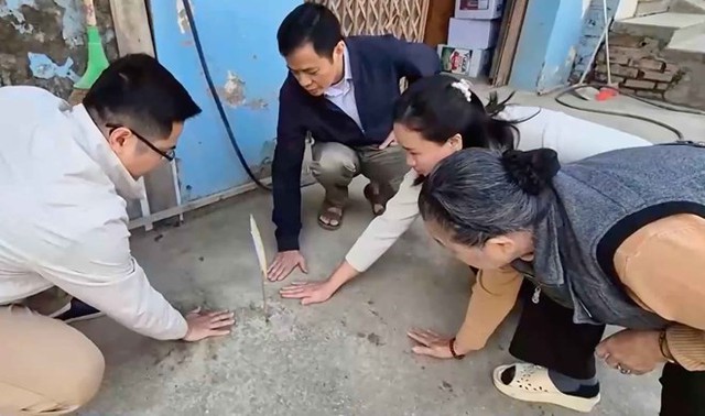 Exposed power line causes unusually hot sidewalk in Hanoi: authorities- Ảnh 1.