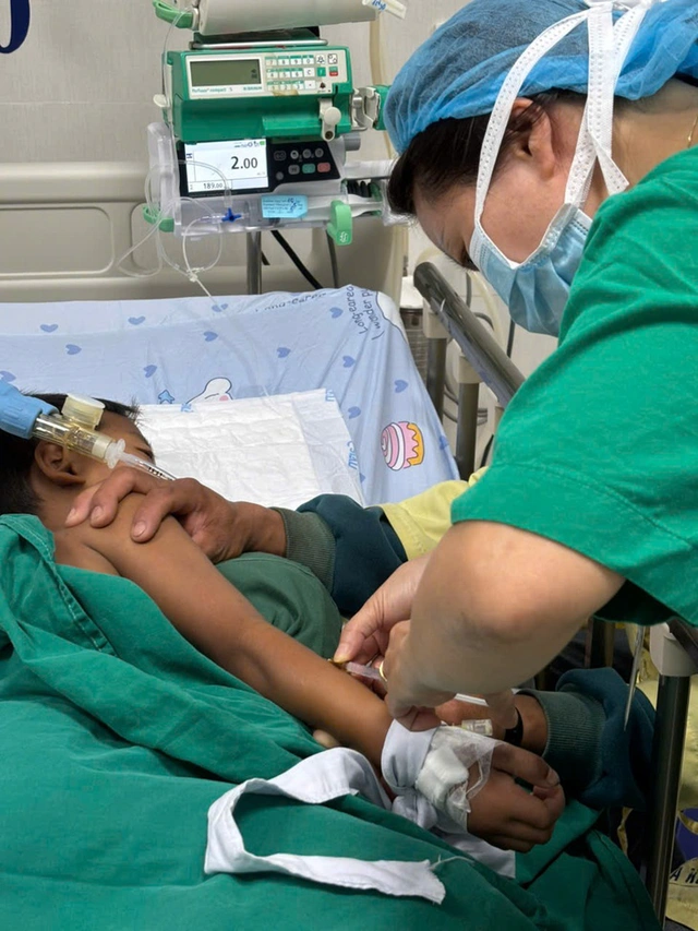 Conditions of poisoned children in Da Nang improve thanks to WHO-supplied botulism antidote- Ảnh 1.