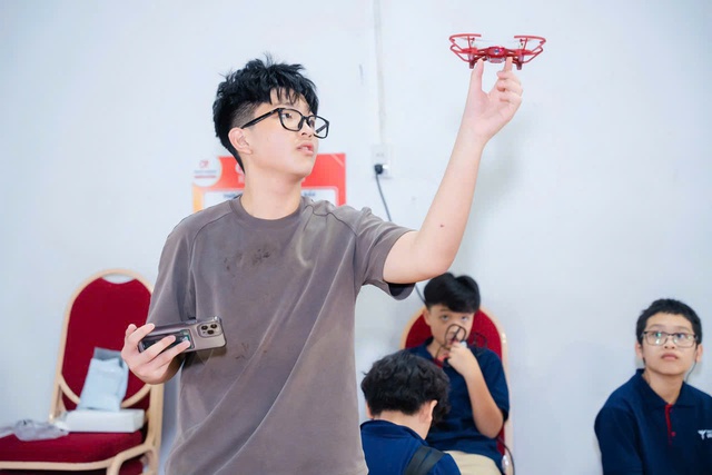 Nam sinh Cần Thơ mê khoa học, thích lập trình, muốn khám phá thế giới- Ảnh 1. Nam sinh Cần Thơ mê khoa học, thích lập trình, muốn khám phá thế giới- Ảnh 1.