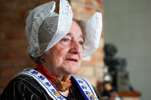 In modern Netherlands, one local keeps traditional Dutch dress alive - Ảnh 5.