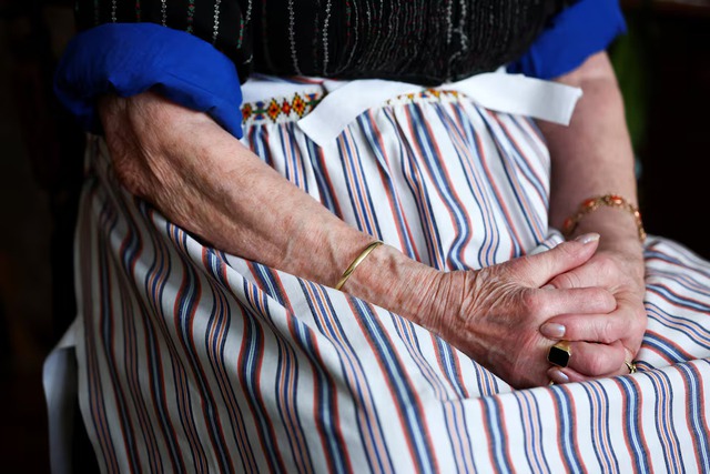 In modern Netherlands, one local keeps traditional Dutch dress alive - Ảnh 6.