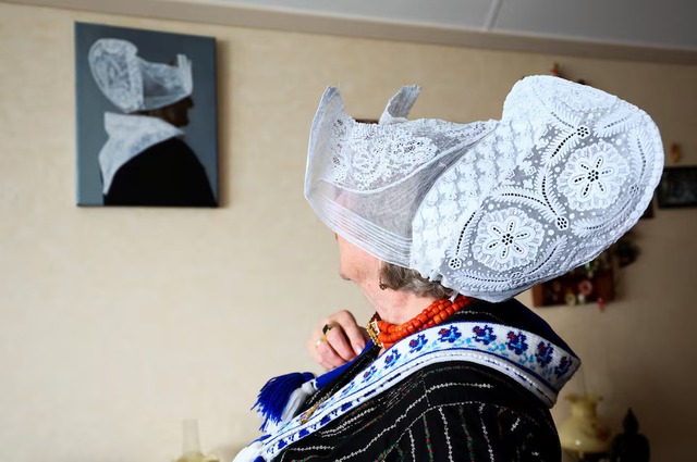 In modern Netherlands, one local keeps traditional Dutch dress alive - Ảnh 4.