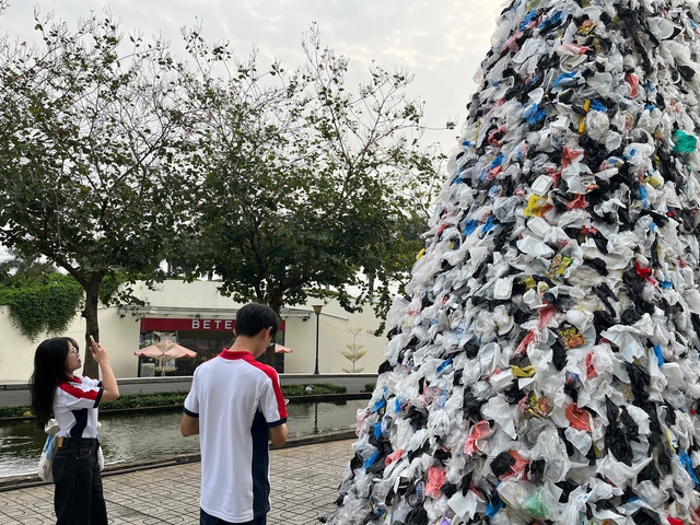 Đến triển lãm Hoa và rác, nghe phế liệu kể chuyện- Ảnh 6. Đến triển lãm Hoa và rác, nghe phế liệu kể chuyện- Ảnh 6.