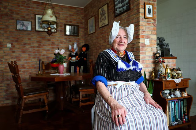 In modern Netherlands, one local keeps traditional Dutch dress alive - Ảnh 2.
