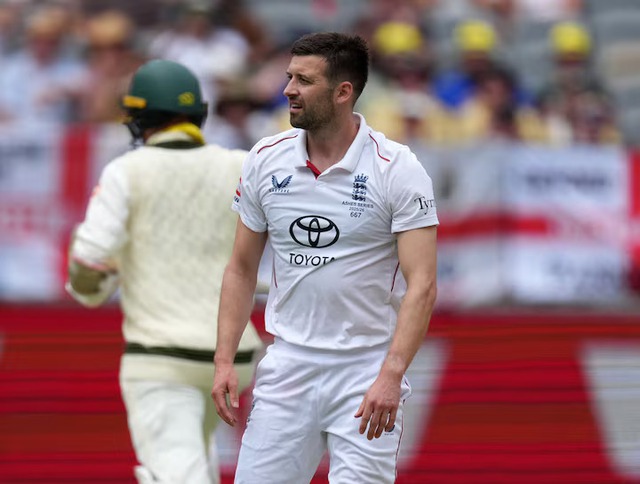 England paceman Wood making slow progress from knee injury - Ảnh 1.