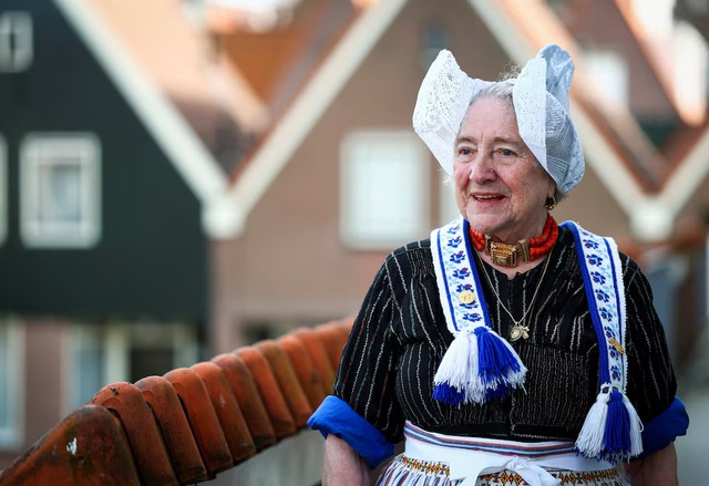 In modern Netherlands, one local keeps traditional Dutch dress alive - Ảnh 3.