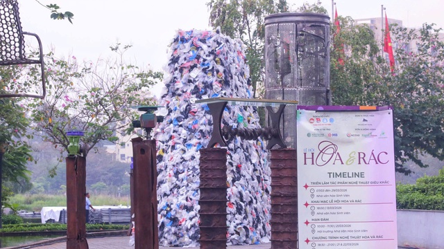 Đến triển lãm Hoa và rác, nghe phế liệu kể chuyện- Ảnh 1. Đến triển lãm Hoa và rác, nghe phế liệu kể chuyện- Ảnh 1.