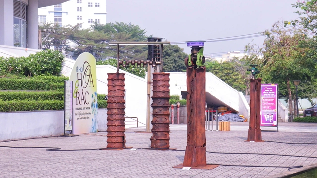 Đến triển lãm Hoa và rác, nghe phế liệu kể chuyện- Ảnh 3. Đến triển lãm Hoa và rác, nghe phế liệu kể chuyện- Ảnh 3.