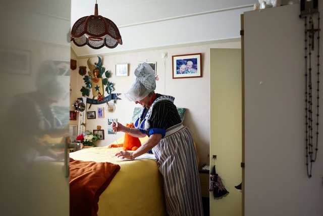 In modern Netherlands, one local keeps traditional Dutch dress alive - Ảnh 7.