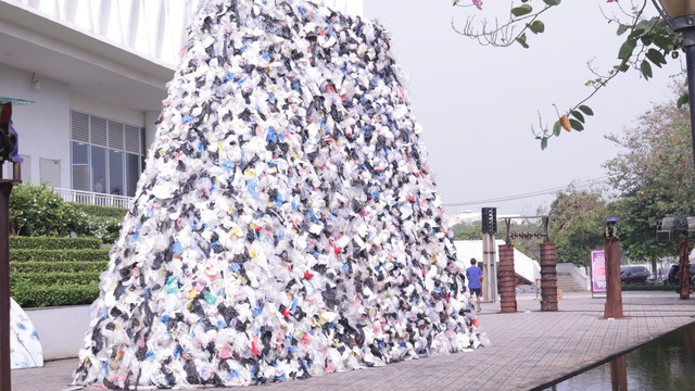 Đến triển lãm Hoa và rác, nghe phế liệu kể chuyện- Ảnh 2. Đến triển lãm Hoa và rác, nghe phế liệu kể chuyện- Ảnh 2.