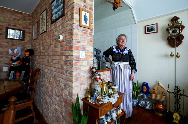 In modern Netherlands, one local keeps traditional Dutch dress alive - Ảnh 8.
