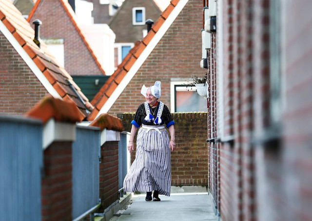 In modern Netherlands, one local keeps traditional Dutch dress alive - Ảnh 1.