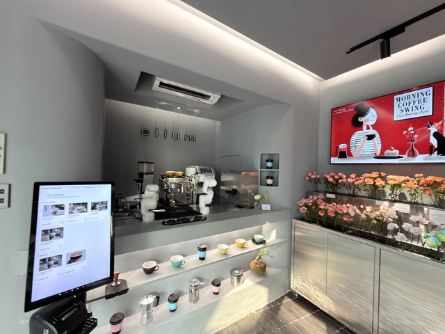 Quán cà phê ở TP.HCM gây sốt với robot pha chế tự động gần 2 tỉ đồng- Ảnh 2. Quán cà phê ở TP.HCM gây sốt với robot pha chế tự động gần 2 tỉ đồng- Ảnh 2.