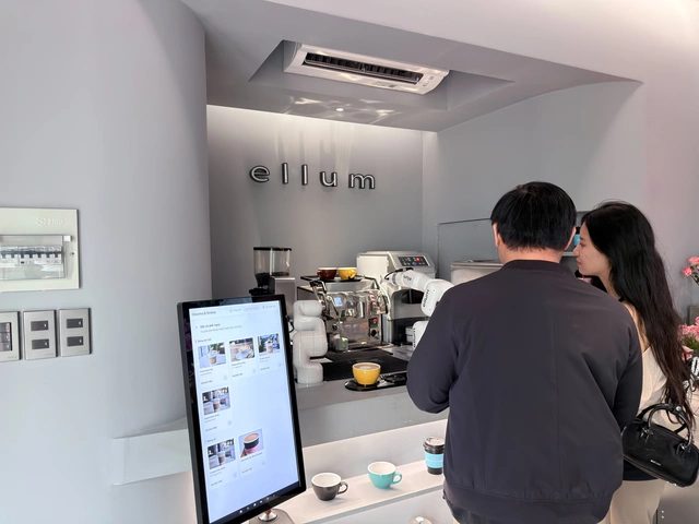 Quán cà phê ở TP.HCM gây sốt với robot pha chế tự động gần 2 tỉ đồng- Ảnh 1. Quán cà phê ở TP.HCM gây sốt với robot pha chế tự động gần 2 tỉ đồng- Ảnh 1.