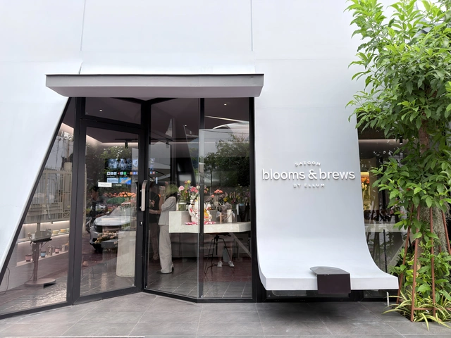 Quán cà phê ở TP.HCM gây sốt với robot pha chế tự động gần 2 tỉ đồng- Ảnh 3. Quán cà phê ở TP.HCM gây sốt với robot pha chế tự động gần 2 tỉ đồng- Ảnh 3.