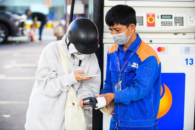 Vietnam fuel price searches near 7 million in early March, EV queries climb - Ảnh 1. Vietnam fuel price searches near 7 million in early March, EV queries climb - Ảnh 1.