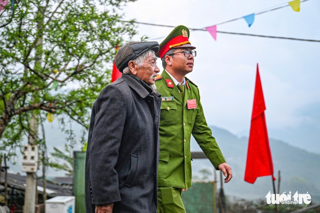 Nearly 79 million Vietnamese vote in parliamentary, local elections- Ảnh 10.