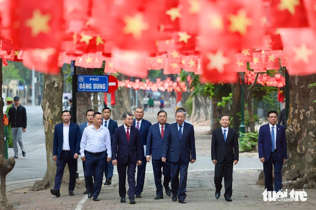 Nearly 79 million Vietnamese vote in parliamentary, local elections- Ảnh 32.
