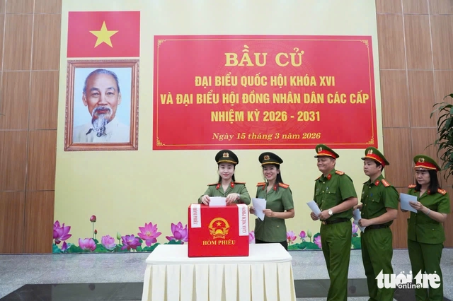 Nearly 79 million Vietnamese vote in parliamentary, local elections- Ảnh 25.
