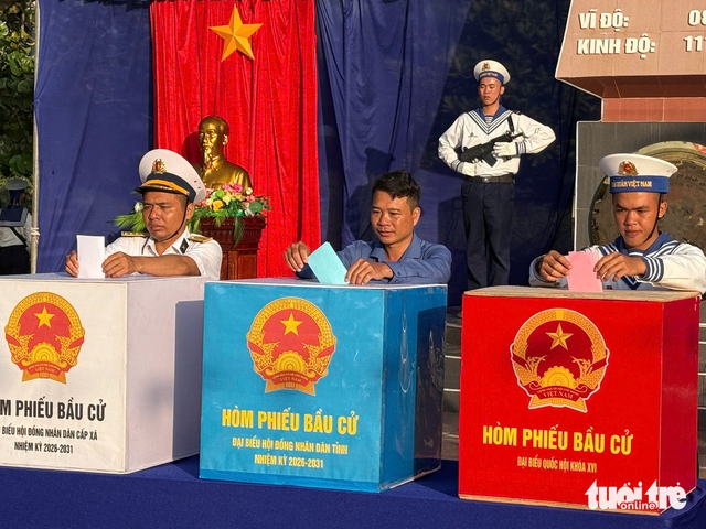 Nearly 79 million Vietnamese vote in parliamentary, local elections- Ảnh 16.