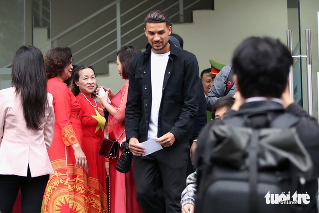 Brazil-born Hanoi FC player Do Hoang Hen casts ballot in Vietnam election - Ảnh 1.