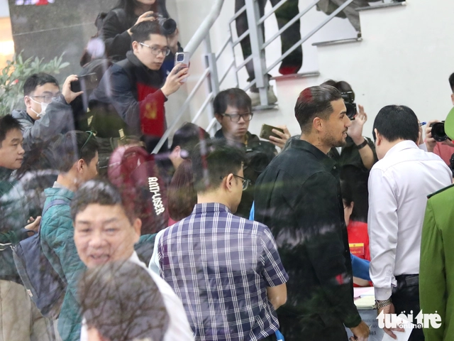 Brazil-born Hanoi FC player Do Hoang Hen casts ballot in Vietnam election - Ảnh 5.