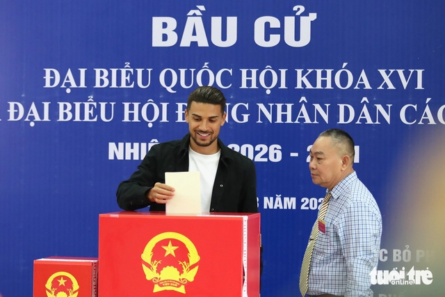 Brazil-born Hanoi FC player Do Hoang Hen casts ballot in Vietnam election - Ảnh 3.
