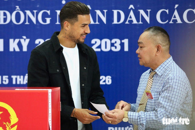 Brazil-born Hanoi FC player Do Hoang Hen casts ballot in Vietnam election - Ảnh 4.