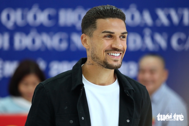 Brazil-born Hanoi FC player Do Hoang Hen casts ballot in Vietnam election - Ảnh 2.