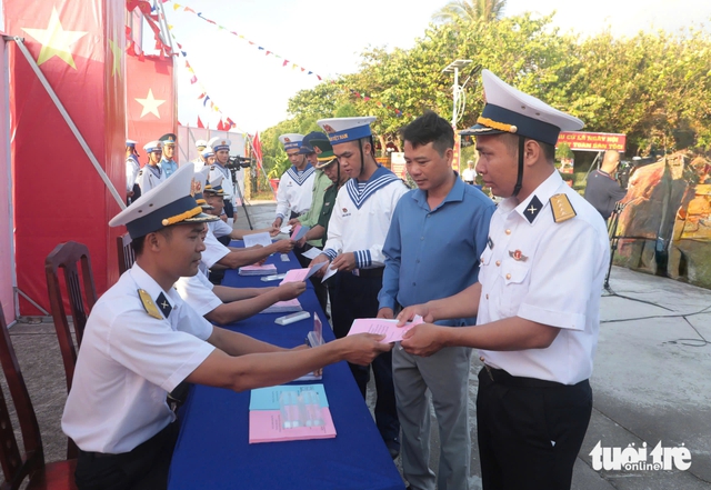 Nearly 79 million Vietnamese vote in parliamentary, local elections- Ảnh 33.