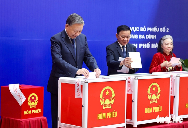 Nearly 79 million Vietnamese vote in parliamentary, local elections- Ảnh 1.
