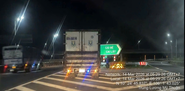 In Vietnam, truck driver fined $500 for stopping on expressway to urinate - Ảnh 1. In Vietnam, truck driver fined $500 for stopping on expressway to urinate - Ảnh 1.